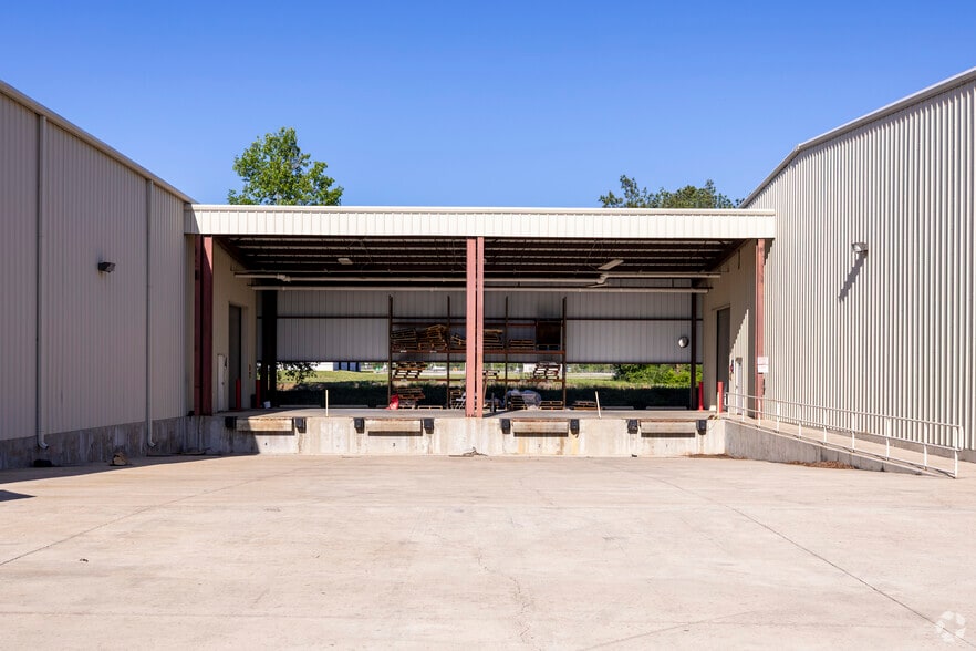 More Photos Of 1209-1215 N FM 3083 Rd E, Conroe Warehouse For Lease
