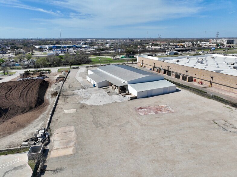More Photos Of 6000 Split Trail Rd, Plano Warehouse For Lease