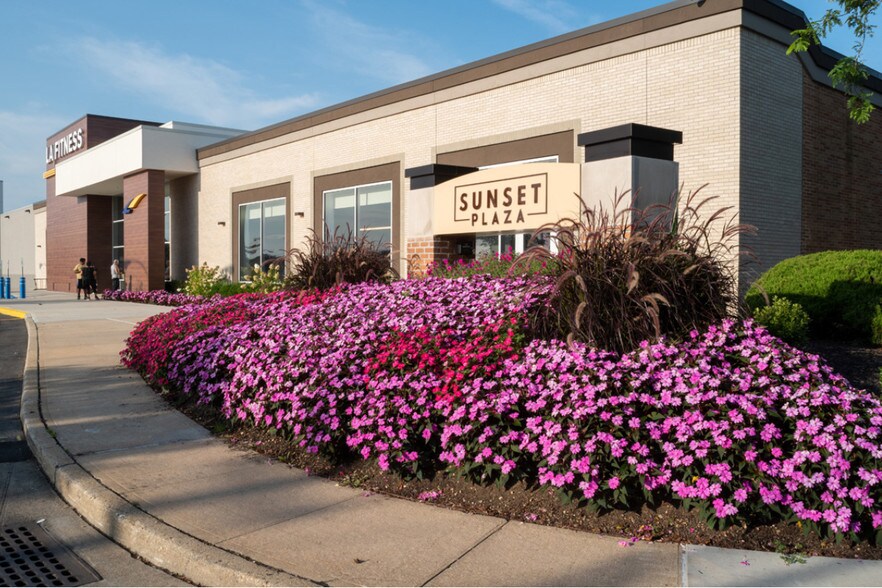 More Photos Of 1130-1238 Deer Park Ave, Babylon Unknown For Lease