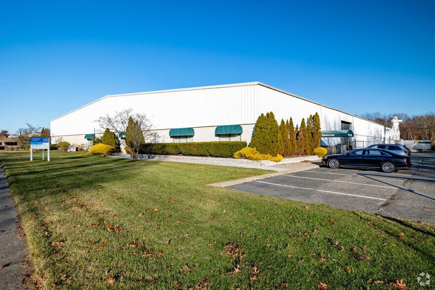More Photos Of 885 Waverly Ave, Holtsville Warehouse For Lease