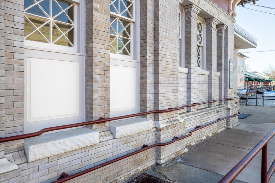 More Photos Of 12 Middlebrook Ave, Staunton Restaurant For Lease