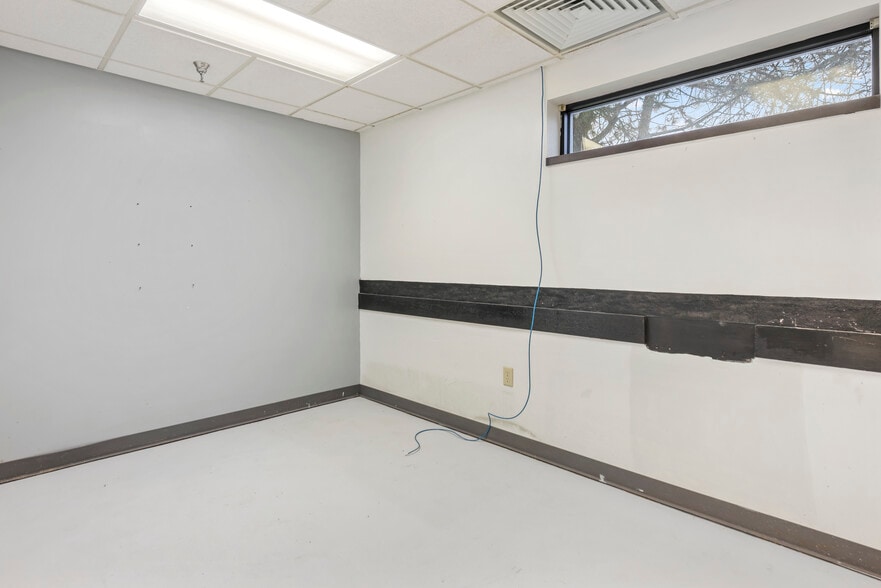 More Photos Of 1255 Engle St, Huntington Light Distribution For Sale