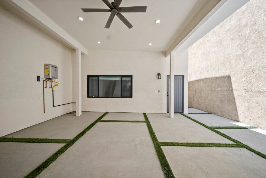 More Photos Of 11488 Burbank Blvd, North Hollywood Flex For Sale