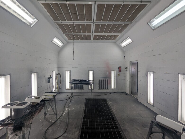 More Photos Of 5320 W Parkway St, Groves Industrial For Sale