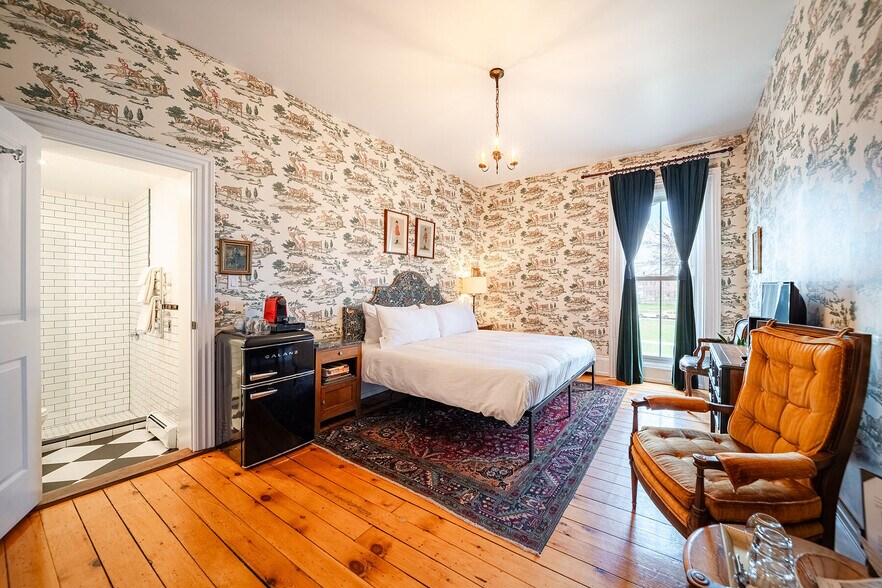 More Photos Of 343 Main St E, Picton Hotel For Sale
