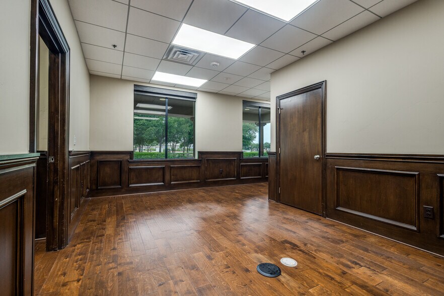 More Photos Of 6200 Stone Hill Farms Pky, Flower Mound Loft Creative Space For Sale