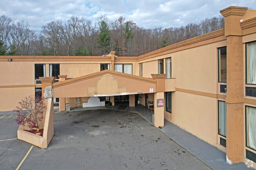 More Photos Of 127 Ontario Dr, Mount Hope Hotel For Sale