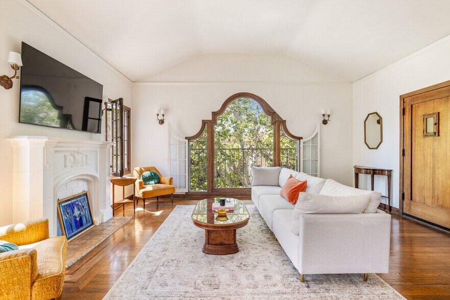 More Photos Of 326 N Sycamore Ave, Los Angeles Apartments For Sale