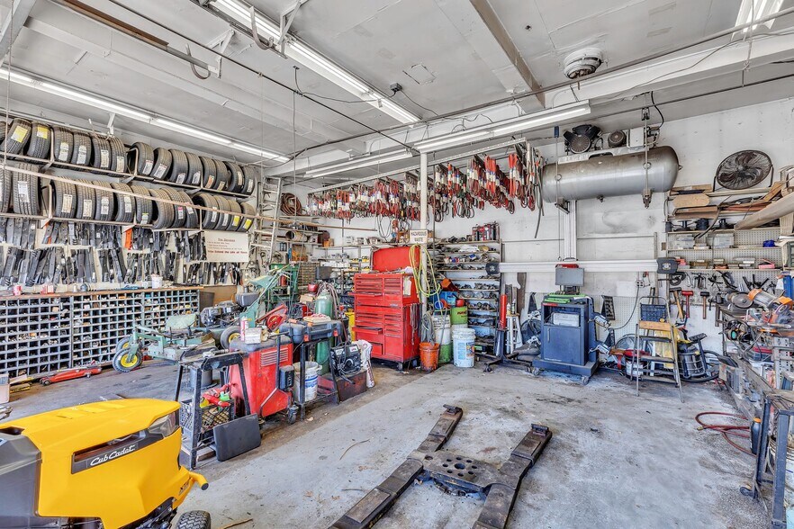 More Photos Of 467 Main St, Wilbraham Service Station For Sale