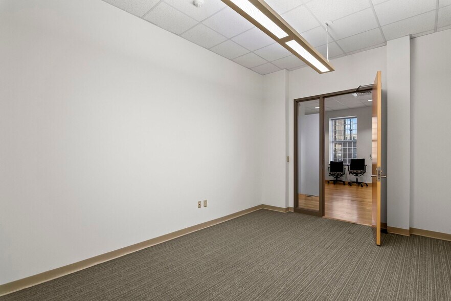 More Photos Of 15 SW Old State Capitol Plz, Springfield Office For Lease