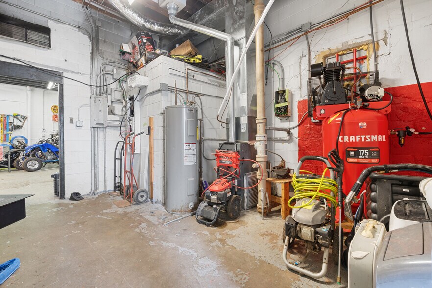 More Photos Of 4200 Redman Ave, Omaha Auto Repair For Sale