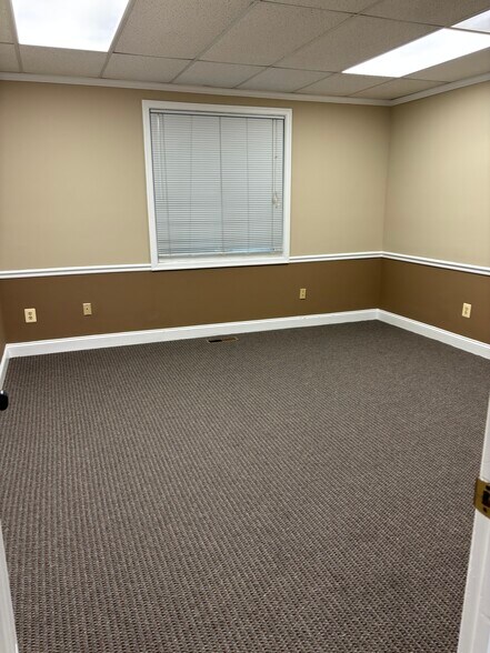 More Photos Of 7002 Evergreen Ct, Annandale Office For Lease
