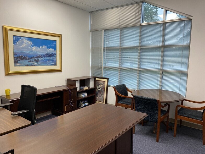 More Photos Of 2810 Dexter Dr, Elkhart Office For Lease