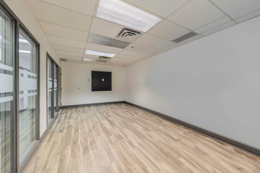 More Photos Of 50 Rue de Lauzon, Boucherville Flex For Lease