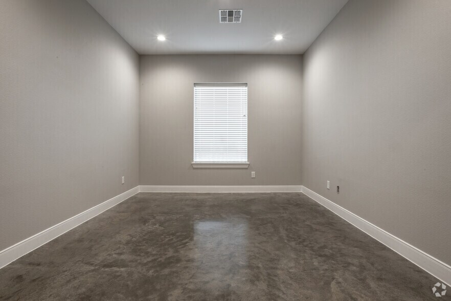 More Photos Of 1904 Longmire Rd, Conroe Unknown For Lease