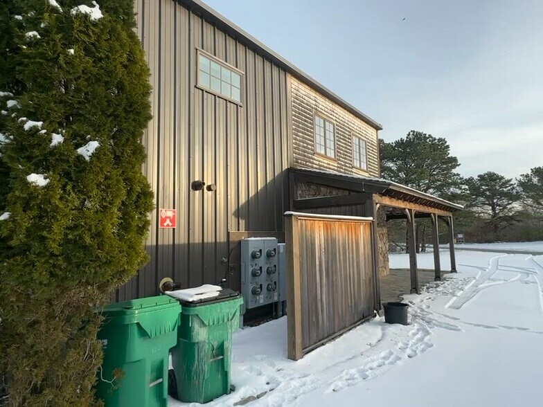 More Photos Of 22 A St, Edgartown Warehouse For Lease
