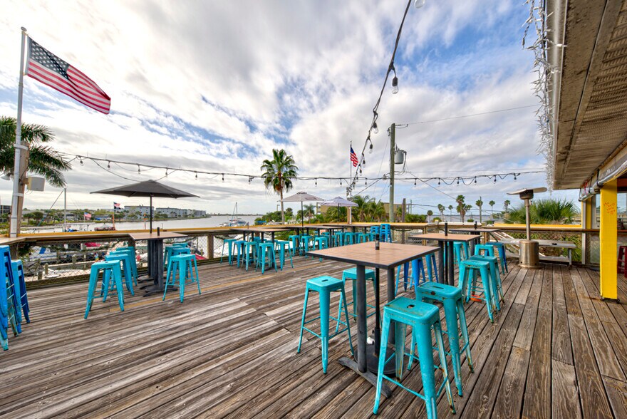 More Photos Of 400-408 W Cocoa Beach Cswy, Cocoa Beach General Retail For Sale