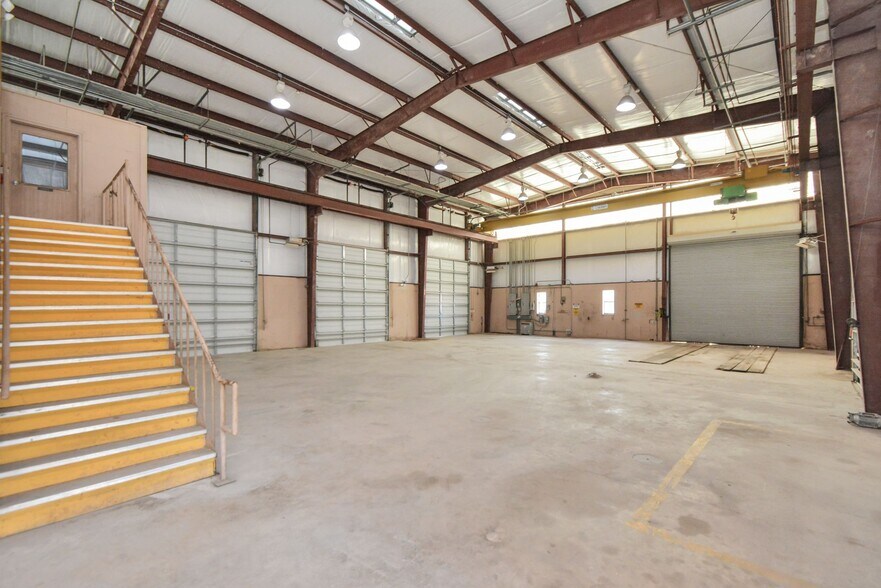 More Photos Of 1500 W Highway 6, Alvin Truck Terminal For Lease