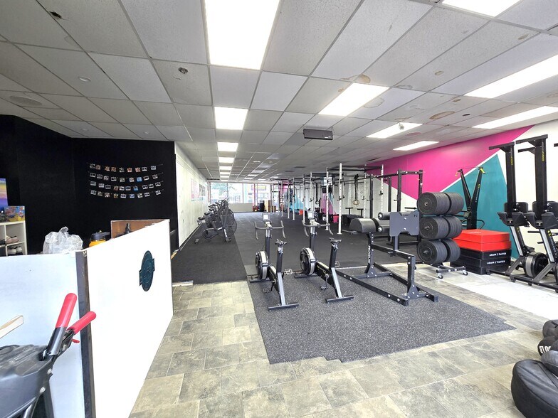 More Photos Of 851 Merrick Rd, Baldwin Storefront For Lease