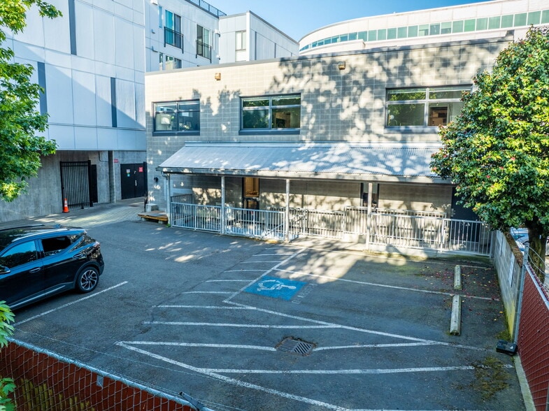 More Photos Of 115 15th Ave E, Seattle Bank For Sale