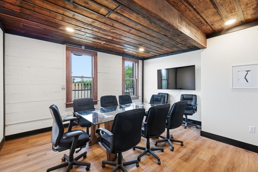 More Photos Of 1426 N Main St, Fort Worth Storefront Retail Office For Lease