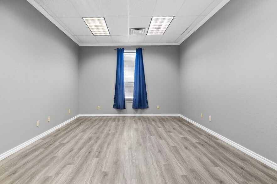 More Photos Of 2402 S 29th St, Chickasha Office For Sale