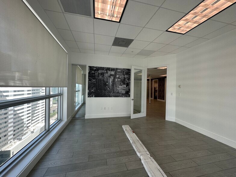 More Photos Of 175 SW 7th St, Miami Medical For Sale