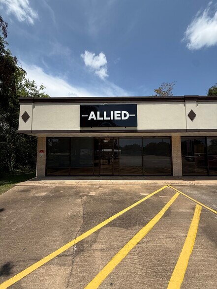 More Photos Of 716 W Plantation Dr, Clute Storefront Retail Office For Lease