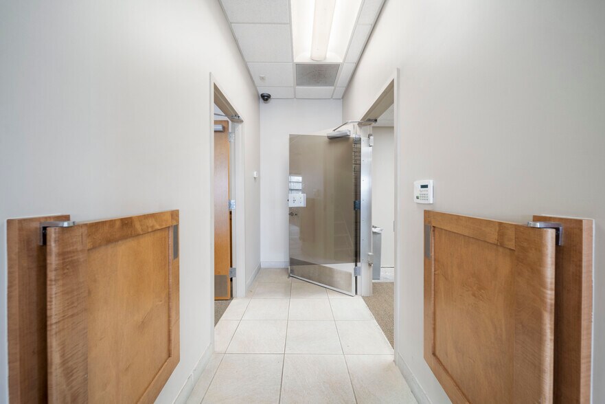 More Photos Of 7447 Riverside Pky, Tulsa Bank For Lease