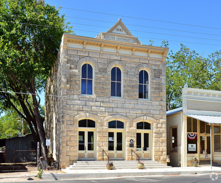 Primary Photo Of 725 High St, Comfort Storefront For Lease