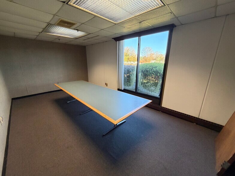 More Photos Of 1305 Progress Rd, Suffolk Warehouse For Lease