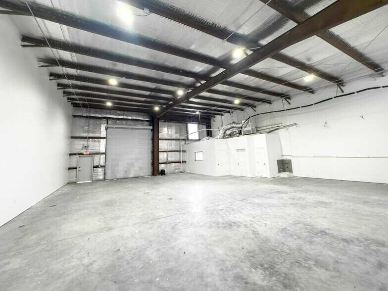 More Photos Of 9009 Pagewood Ln, Houston Warehouse For Sale