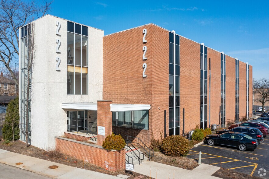 More Photos Of 222 E Wisconsin Ave, Lake Forest Office For Lease