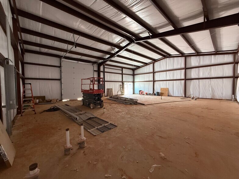 More Photos Of 7717 NW 81st Cir, Oklahoma City Warehouse For Lease