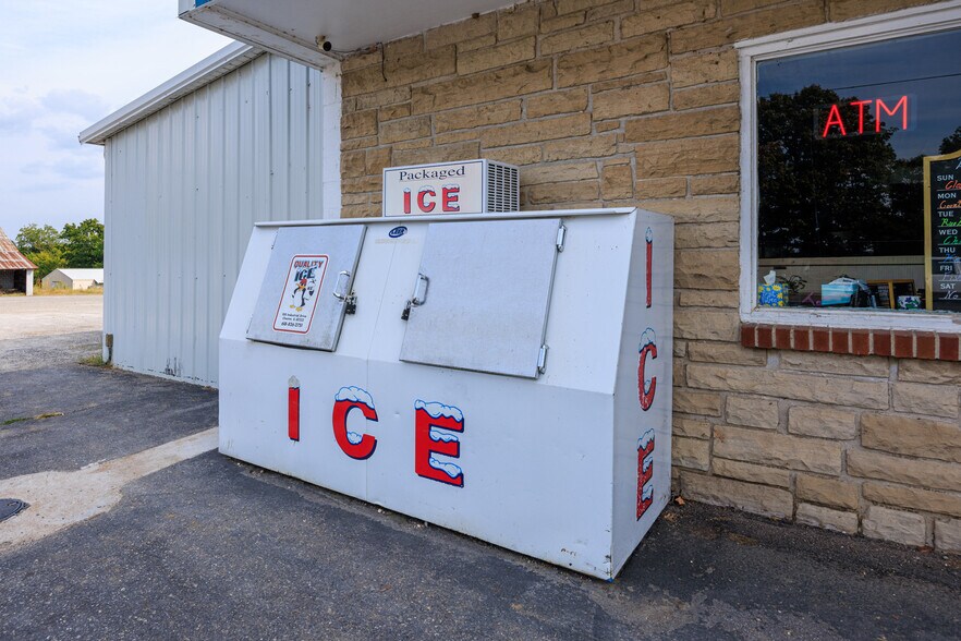 More Photos Of 4053 Hwy E, Oak Ridge Storefront For Sale