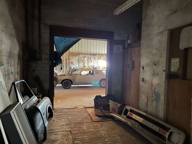 More Photos Of 211 S Hutchinson Ave, Adel Auto Repair For Sale
