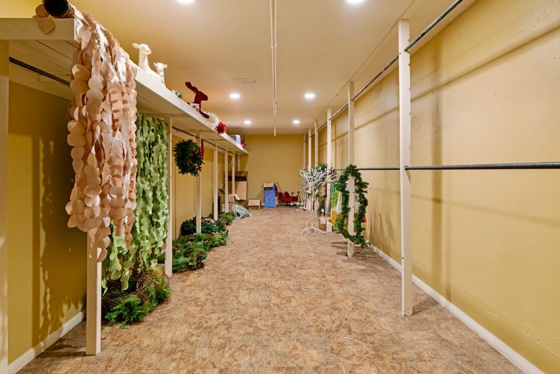 More Photos Of 20 North Plz, Paris General Retail For Sale