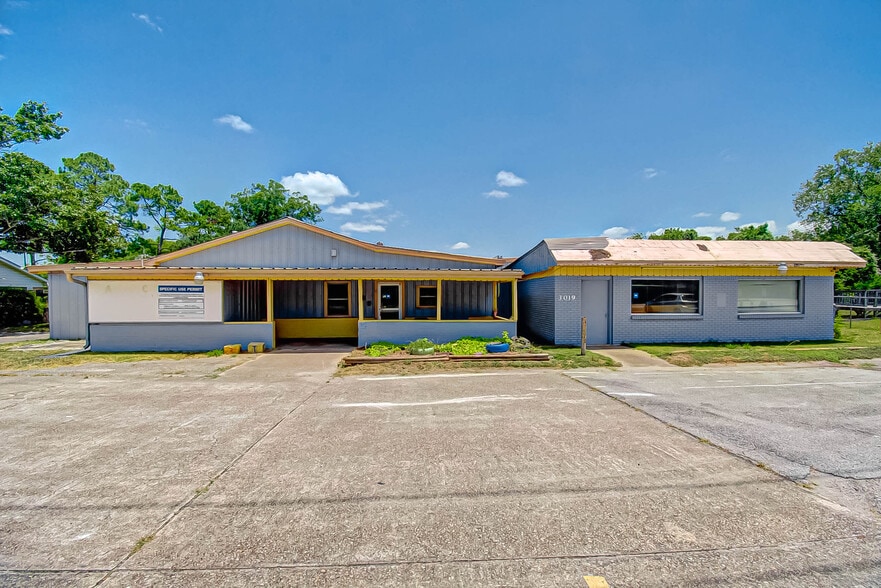 More Photos Of 3019 Dickinson Ave, Dickinson Freestanding For Sale