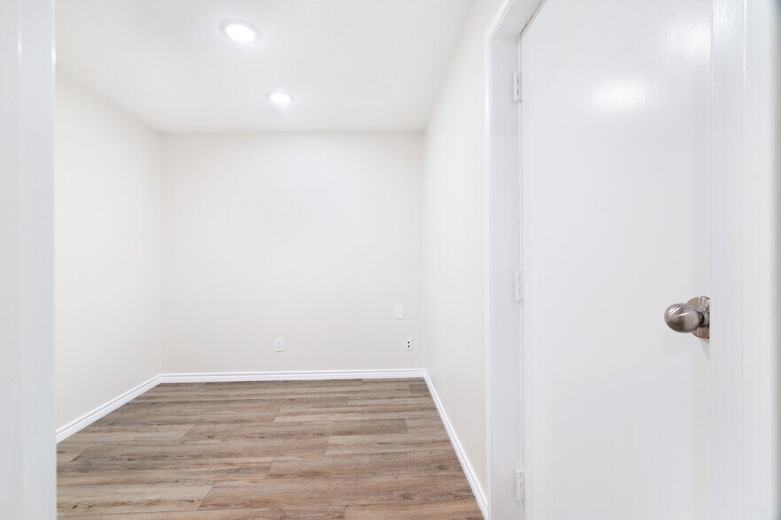 More Photos Of 3790 Lamar Ave, Paris Warehouse For Sale