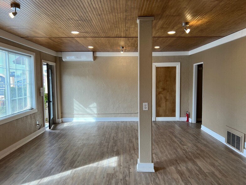 More Photos Of 258 N Kutch St, Carlton Storefront For Sale