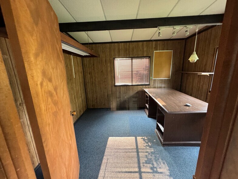 More Photos Of 1103 Fabyan Pkwy, Geneva Manufacturing For Lease