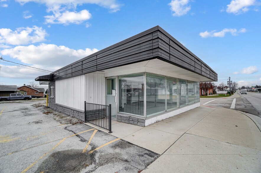 More Photos Of 994 E Market St, Celina Freestanding For Sale