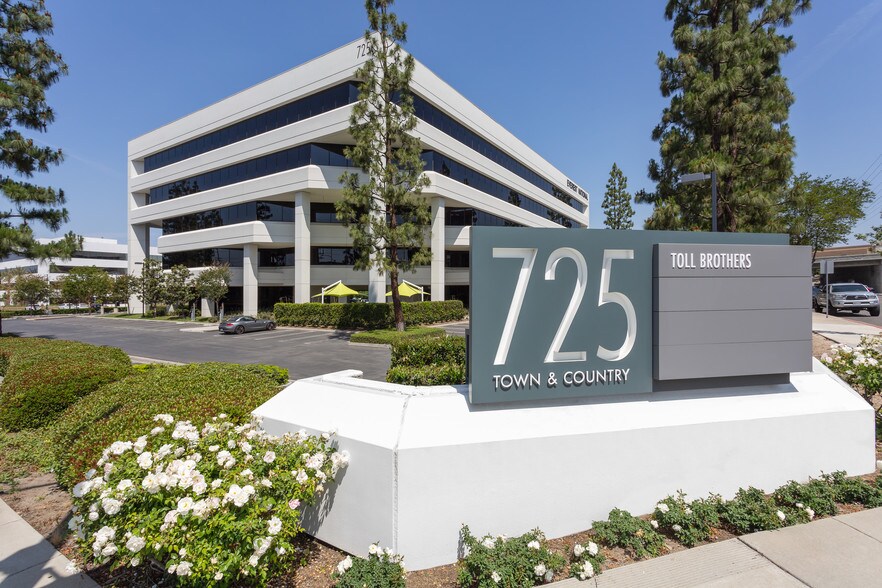 More Photos Of 725 W Town and Country Rd, Orange Medical For Lease