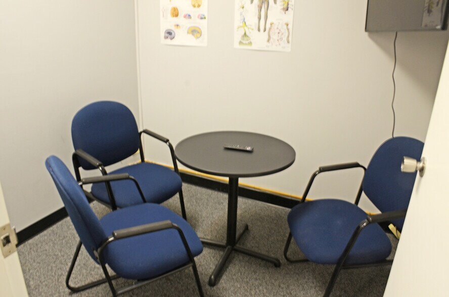 More Photos Of 910-946 N Green Bay Rd, Waukegan General Retail For Lease