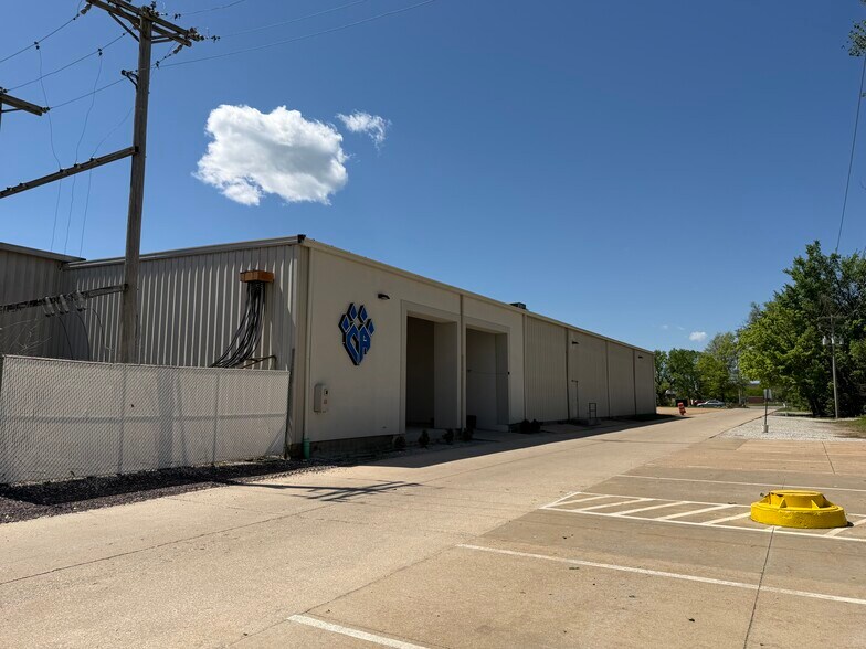 More Photos Of 140 Long Rd, Chesterfield Flex For Lease