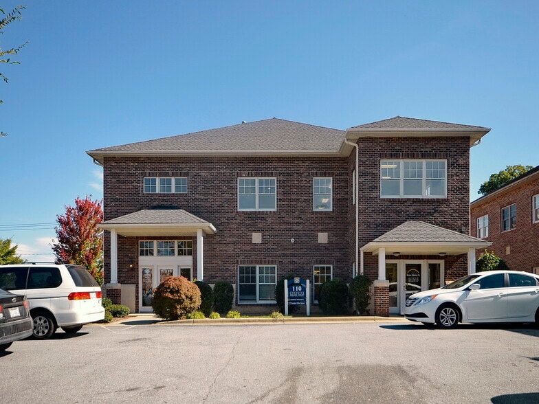 More Photos Of 110 Chadwick Square Ct, Hendersonville Medical For Sale