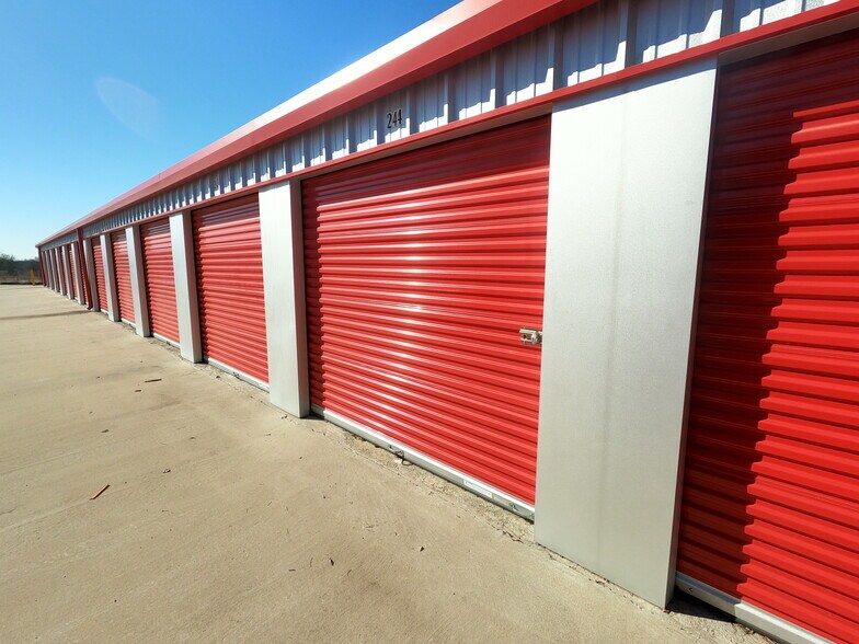 More Photos Of 2502 N 1st Ave, Durant Self Storage For Sale