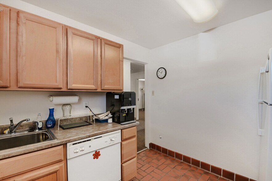 More Photos Of 641 E 112th Ave, Northglenn Veterinarian Kennel For Sale
