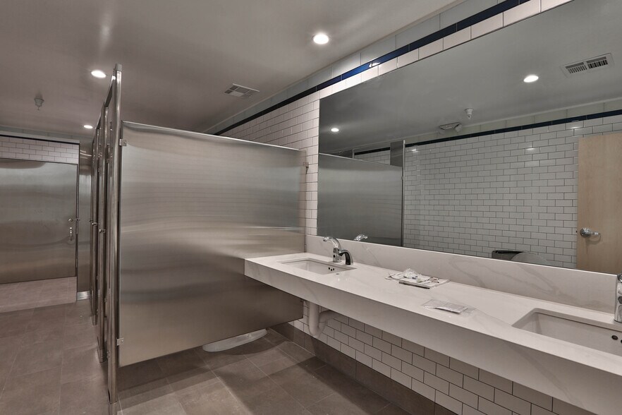 More Photos Of 118-122 Charcot Ave, San Jose Flex For Lease