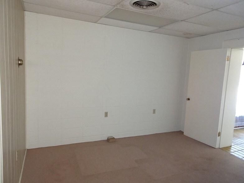 More Photos Of 910 Edgefield St, Greenwood Light Distribution For Sale